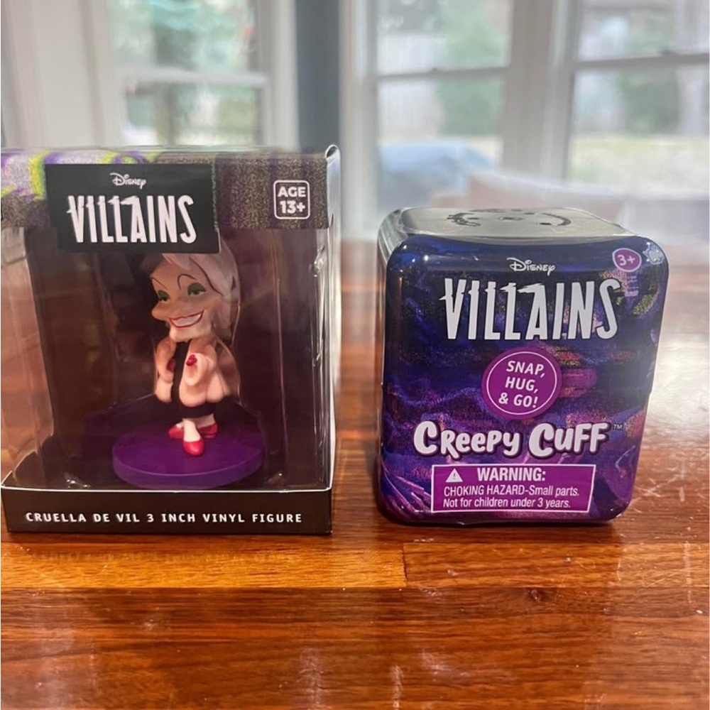 Disney Villains Cruella de Vil Vinyl Figure and Creepy Cuff